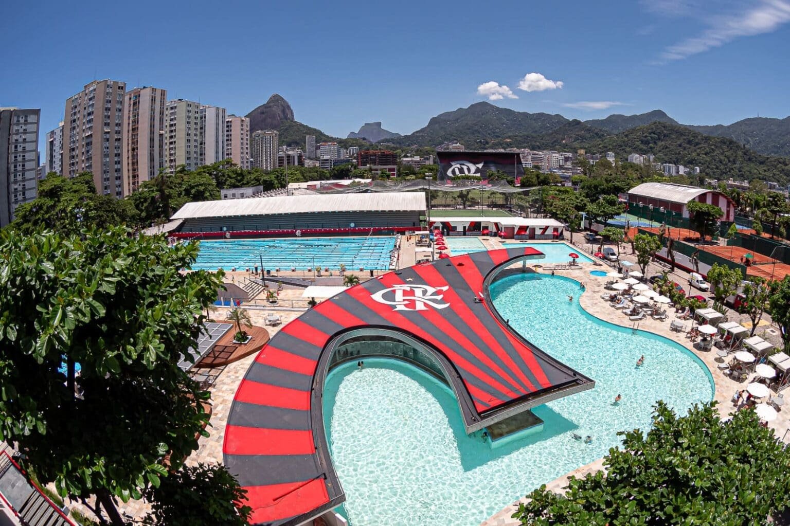 Vista de varanda da Gávea, com a piscina social e esportiva, arquibancada e outros setores da Gávea