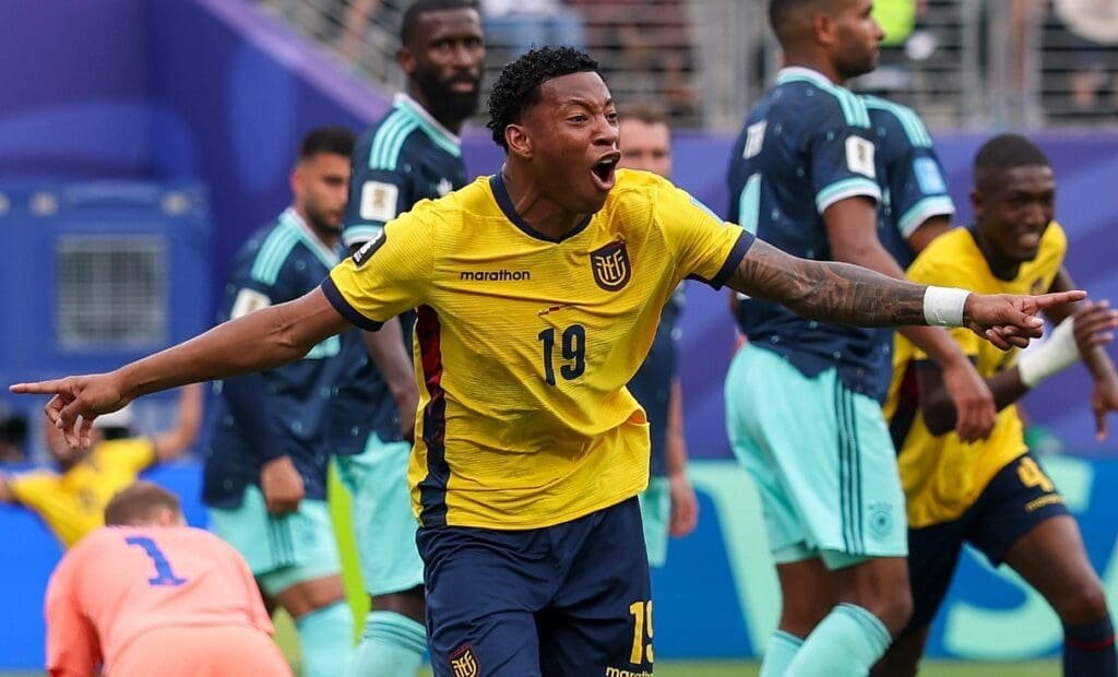 Gonzalo Plata, do Flamengo, comemora gol em Equador x Alemanha