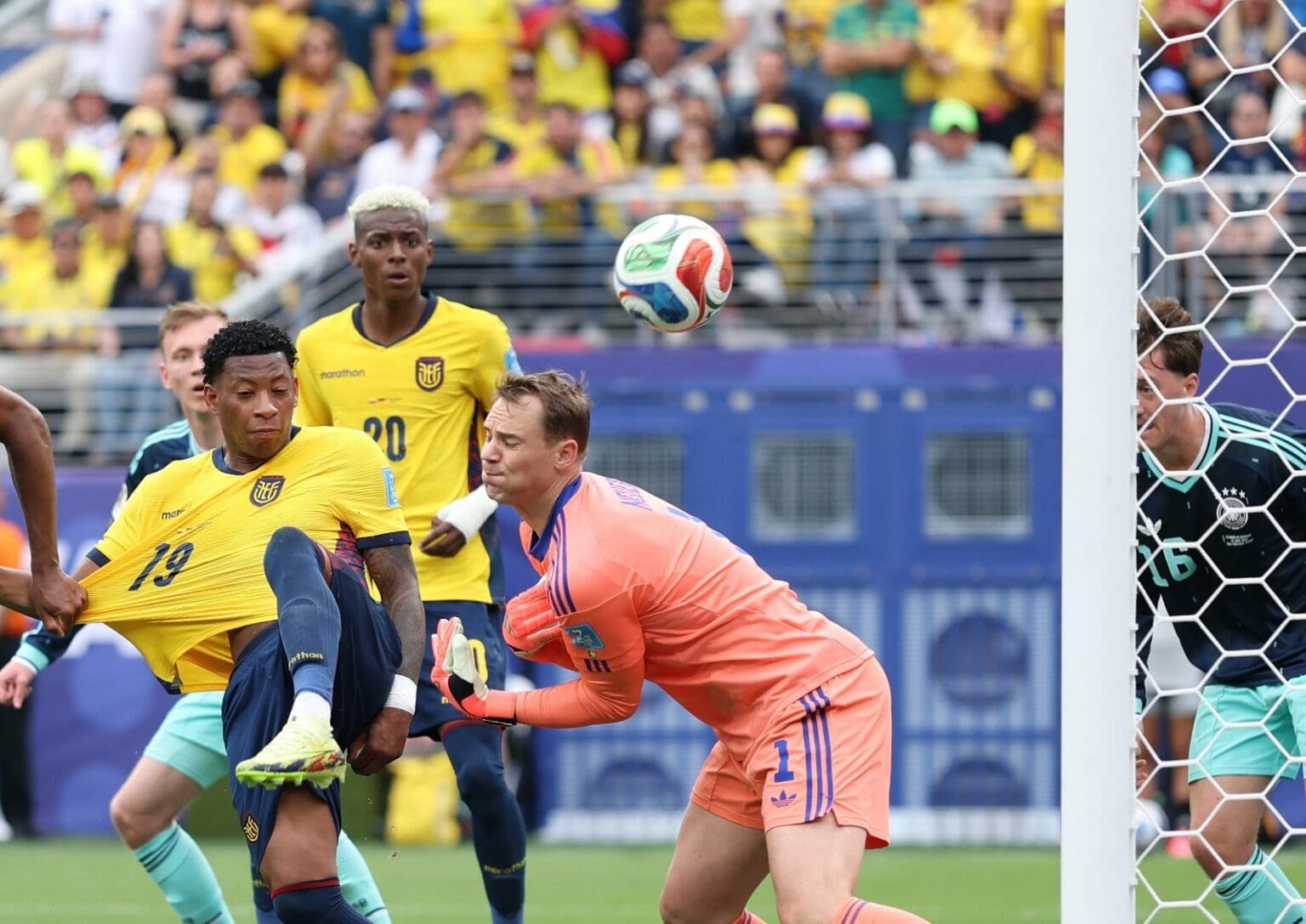 Gonzalo Plata finaliza na frente de Neuer