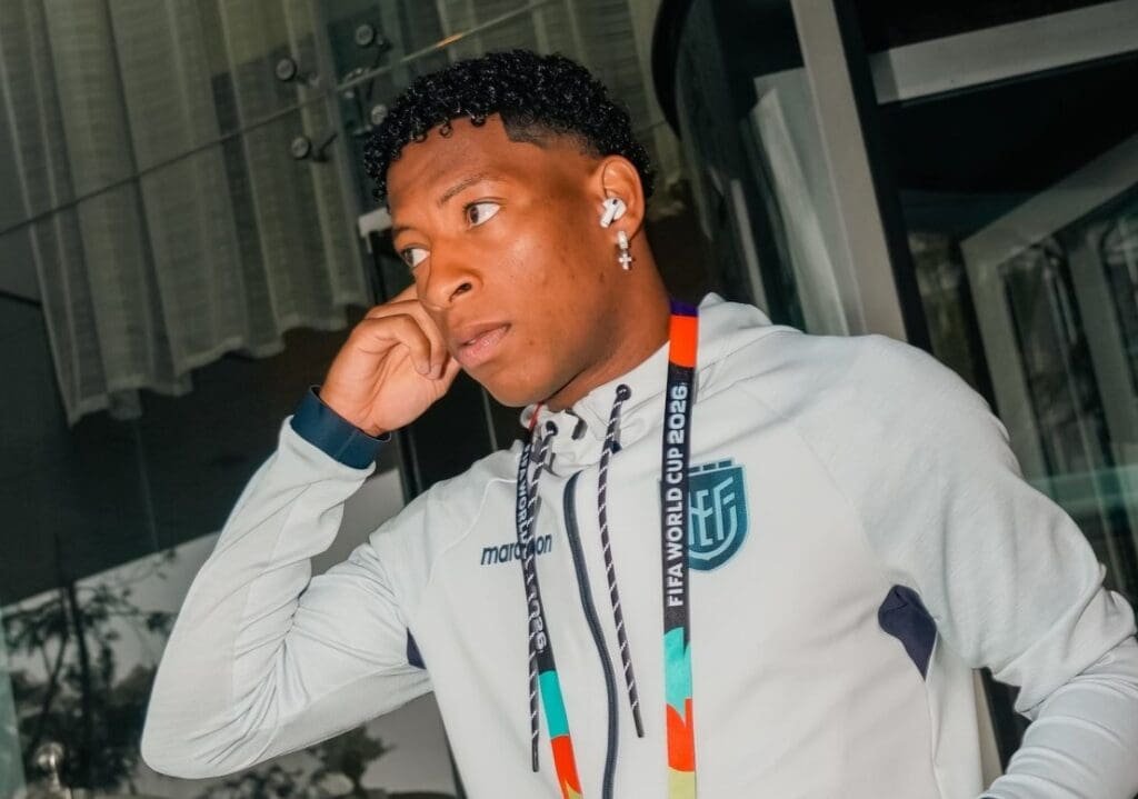 Plata titular: Equador divulga escalação para encarar México na Copa do Mundo Plata ajeita o fone de ouvido na saída do hotel para México x Equador, pela Copa do Mundo