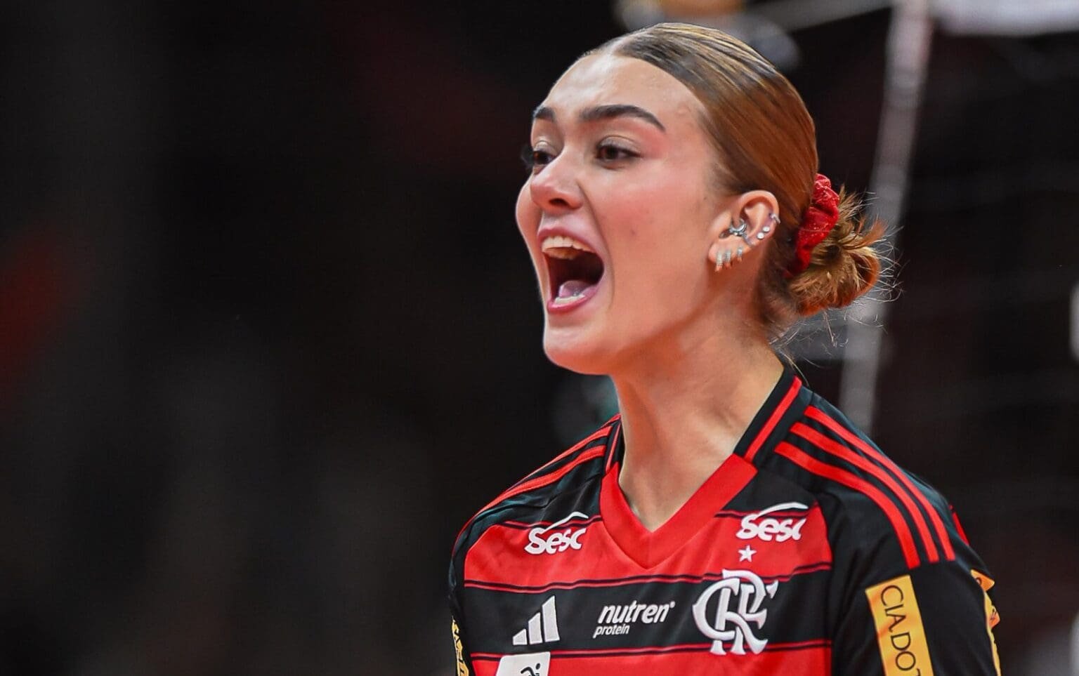 De saída, Helena Wenk publica despedida emocionada do Sesc Flamengo Helena Wenk celebra ponto pelo Sesc Flamengo