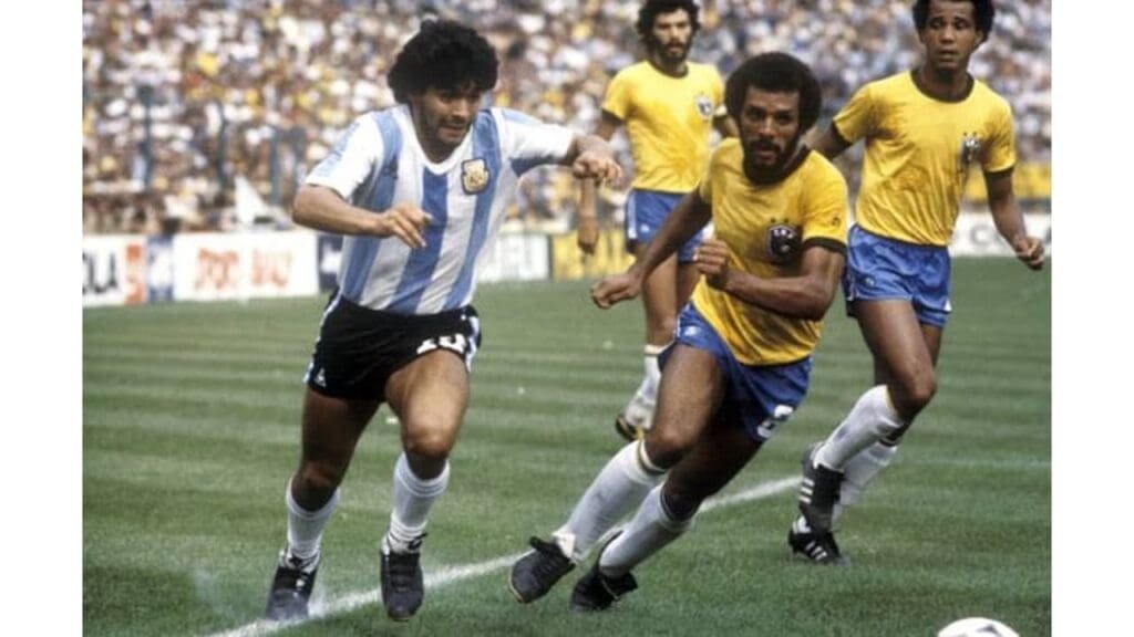 Junior marcando Maradona na Copa do Mundo de 1982