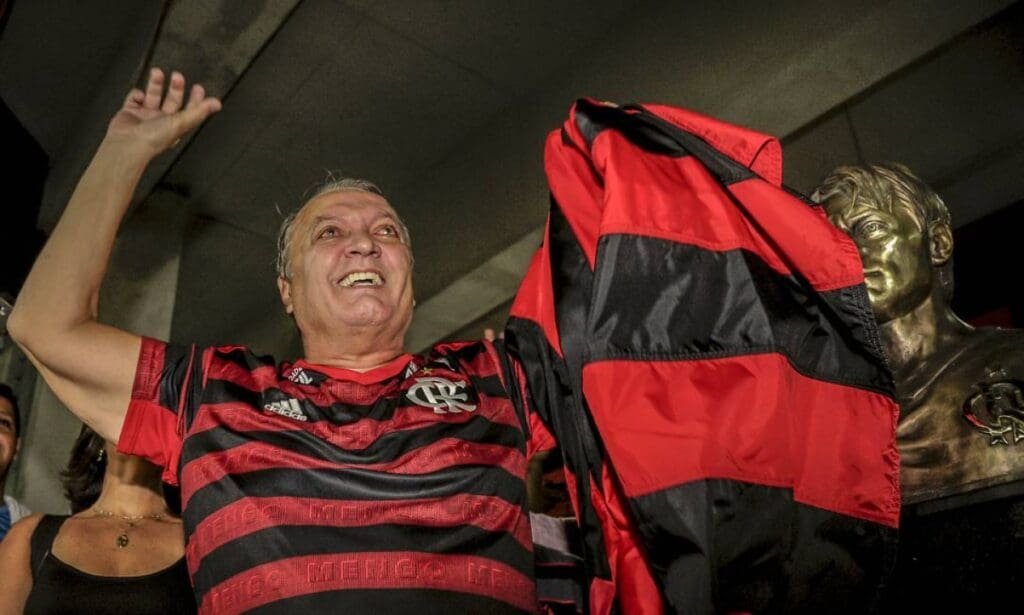 Leandro emocionado durante cerimônia de seu busto no Flamengo