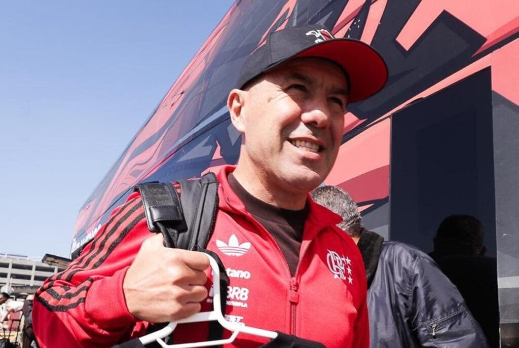 Leonardo Jardim sorridente no embarque do Flamengo rumo a Portugal
