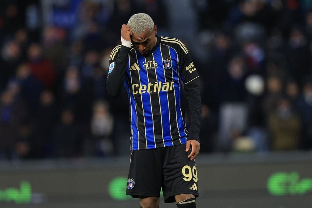 Lorran coça a cabeça durante jogo pelo Pisa no Campeonato Italiano