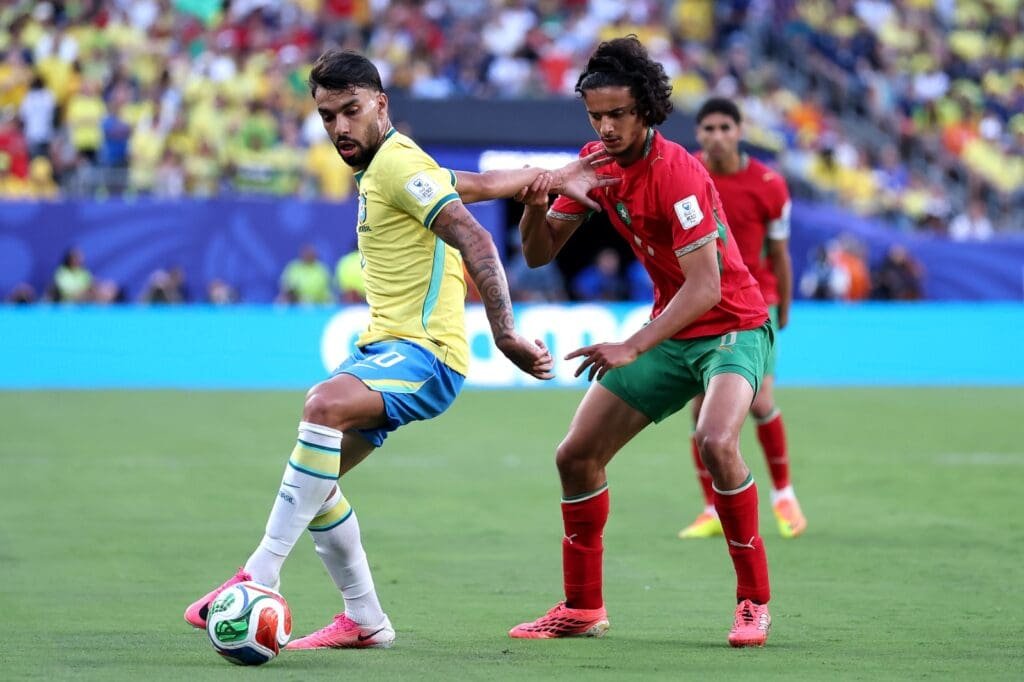 Lucas Paquetá com a bola dominada durante Brasil x Marrocos