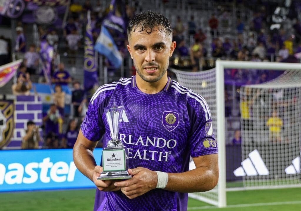 Martín Ojeda tira foto com troféu de melhor do jogo Orlando City x Philadelphia Union, pela MLS