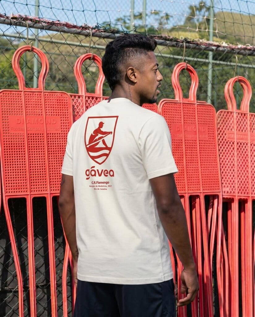 Bruno Henrique posa com camisa da Gávea, nova marca do Flamengo, no campo do Ninho do Urubu