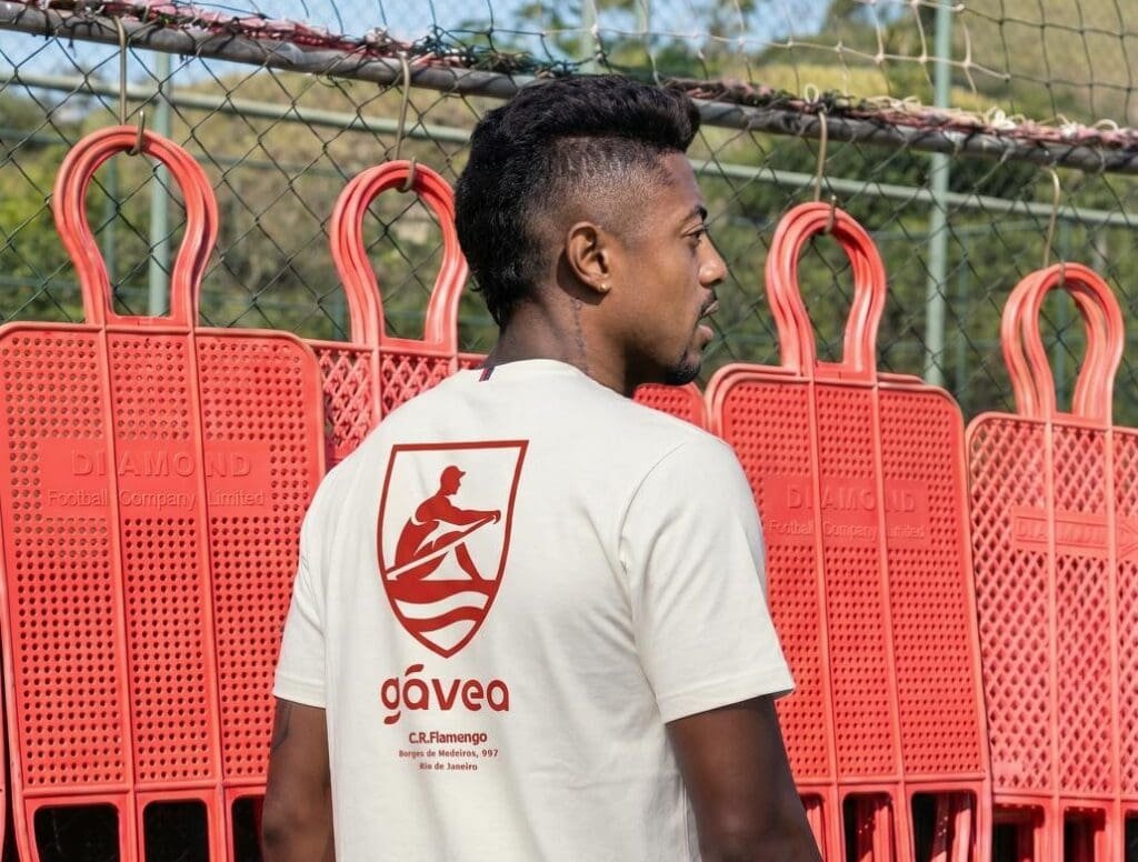Gávea: Flamengo aposta em nova marca para expandir receitas fora do futebol Bruno Henrique posa com camisa da Gávea, nova marca do Flamengo, no campo do Ninho do Urubu