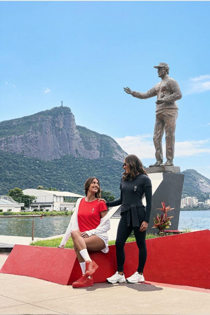 Modelos posam com roupas da Gávea, nova marca do Flamengo, na área do remo da sede