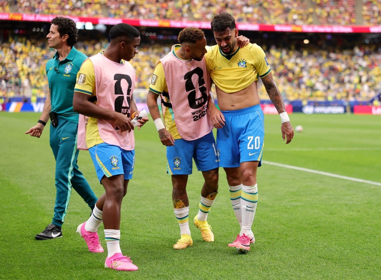 Paquetá é consolado por Neymar enquanto deixa Brasil x Japão lesionado