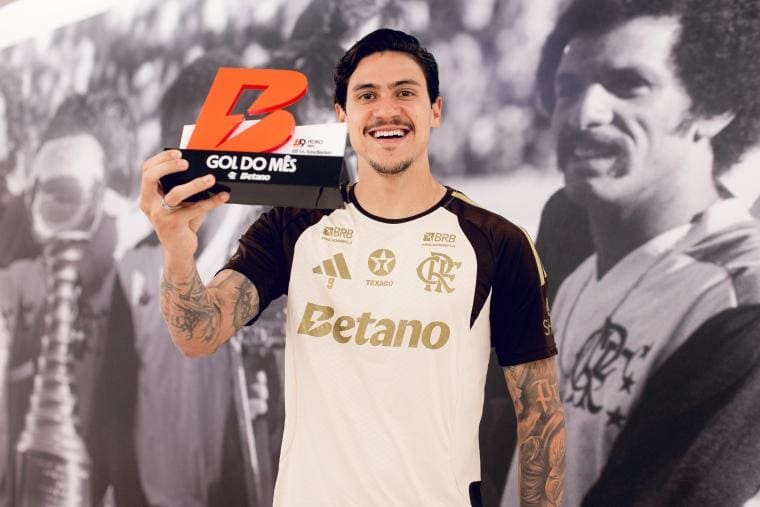 Pedro e Samuel Lino são premiados por destaque no Flamengo em maio Pedro sorri e exibe prêmio de gol mais bonito do Flamengo em maio