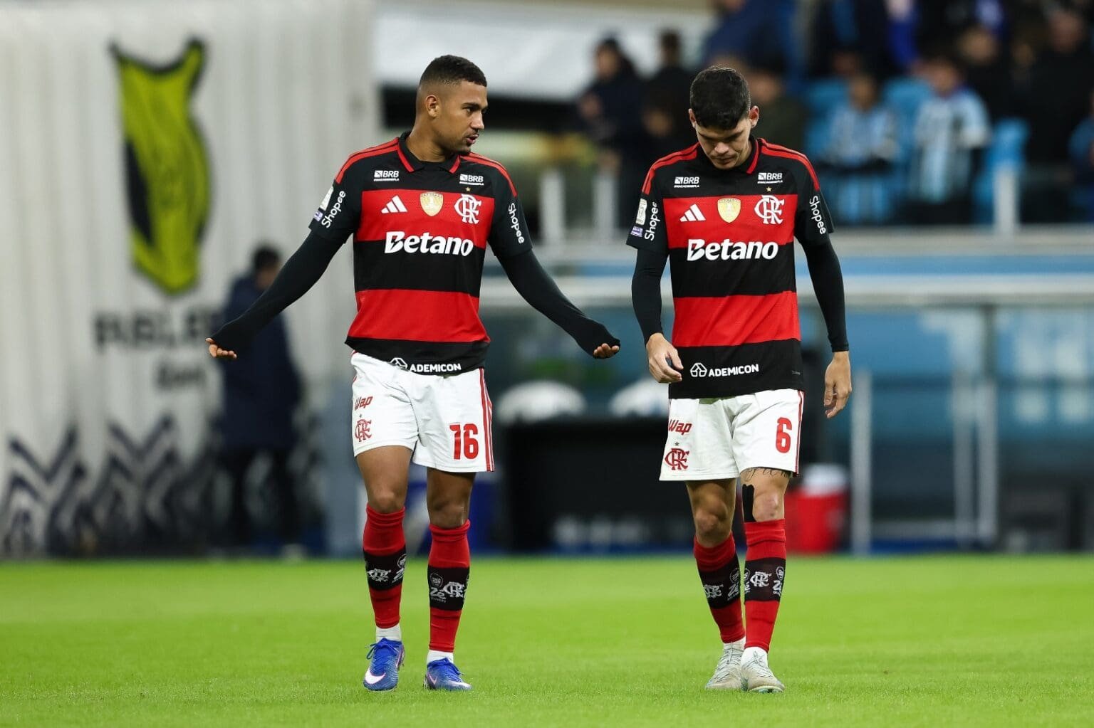 Samuel Lino e Ayrton Lucas conversam na entrada do Flamengo em campo na Arena do Grêmio