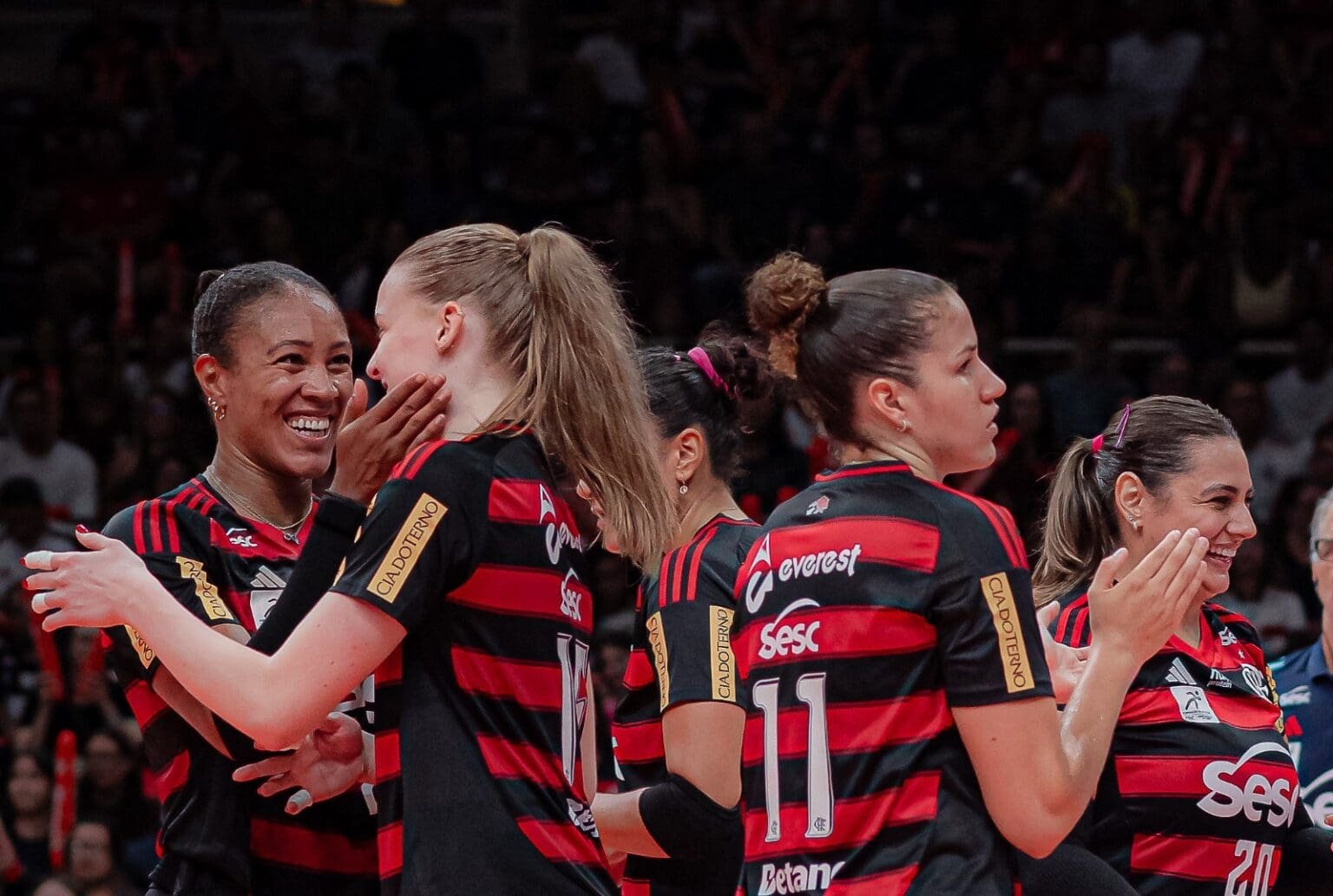 Simone Lee, Masa Kirov, Tainara, Karina Souza e Giovana comemoram ponto do Sesc Flamengo
