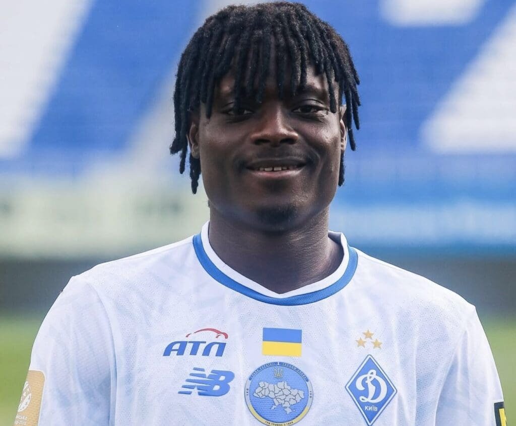 Shola sorri ao posar com a camisa do Dinamo Kiev