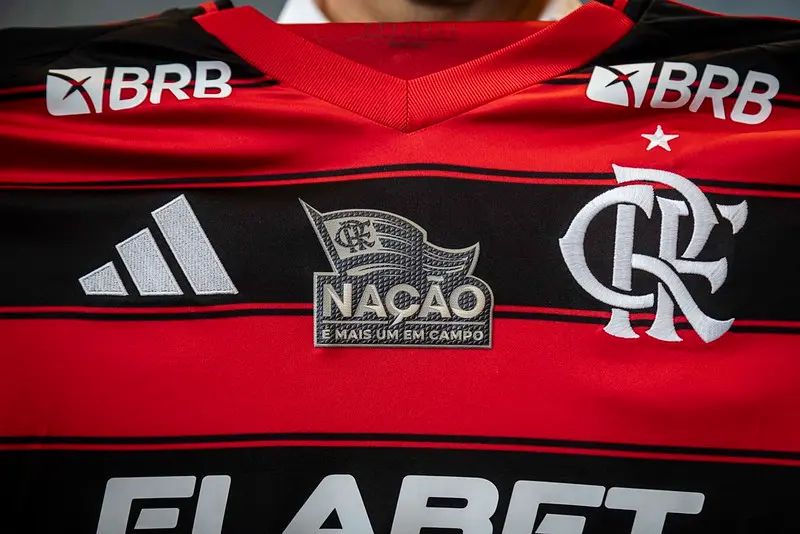 Flamengo é condenado por cobrança indevida em plano de sócio-torcedor Camisa do Flamengo com patch do sócio-torcedor do clube, intitulado Nação