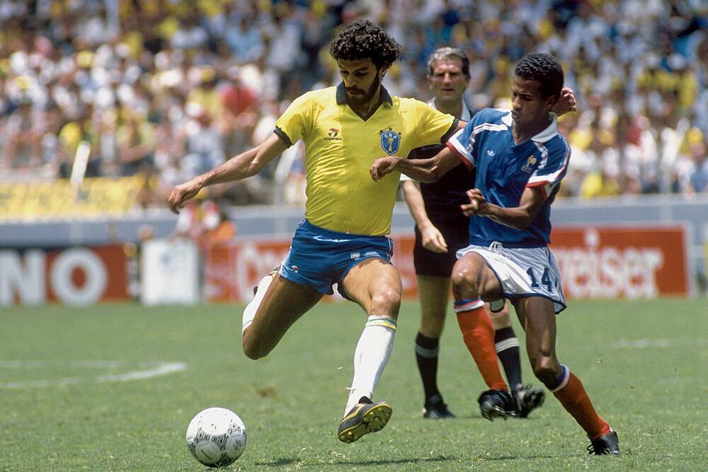 Sócrates atuando pela Seleção Brasileira na copa de 1986