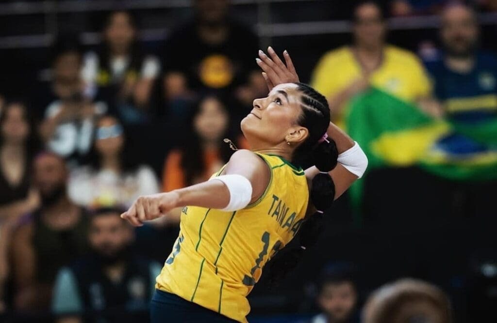 Tainara, do Sesc Flamengo, ataca a bola durante saque viagem em duelo da Seleção Brasileira na VNL