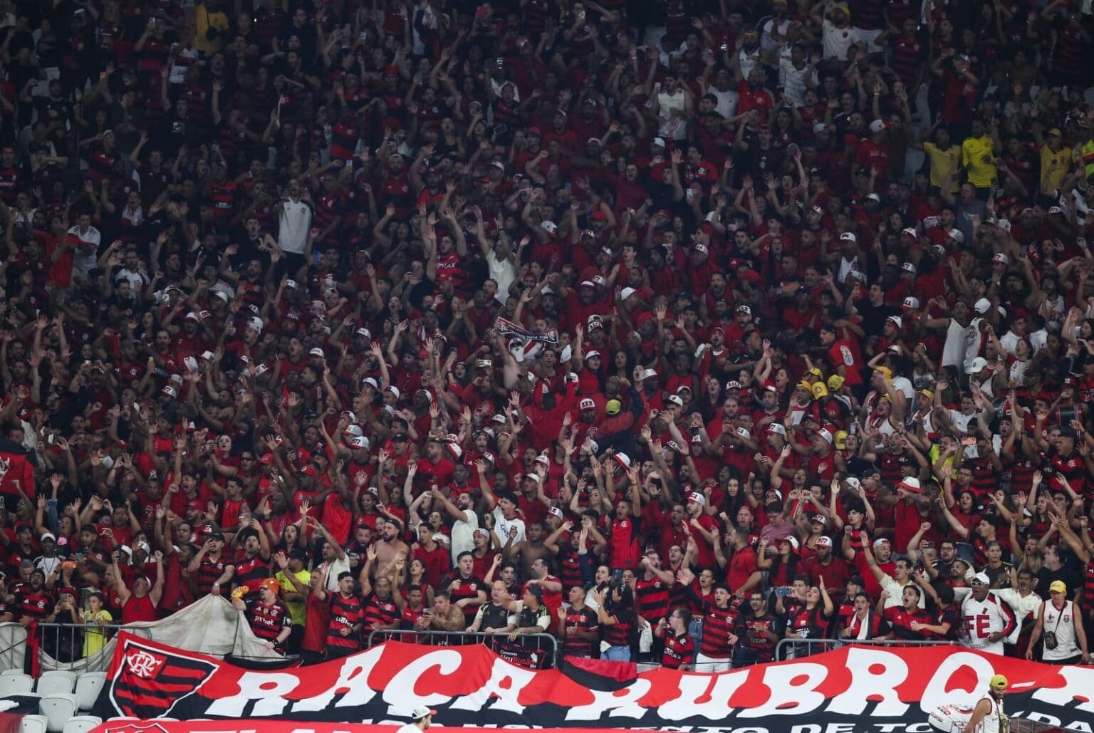 Torcedores do Flamengo lotam setor visitante da Neo Química Arena em jogo do Brasileirão 2026