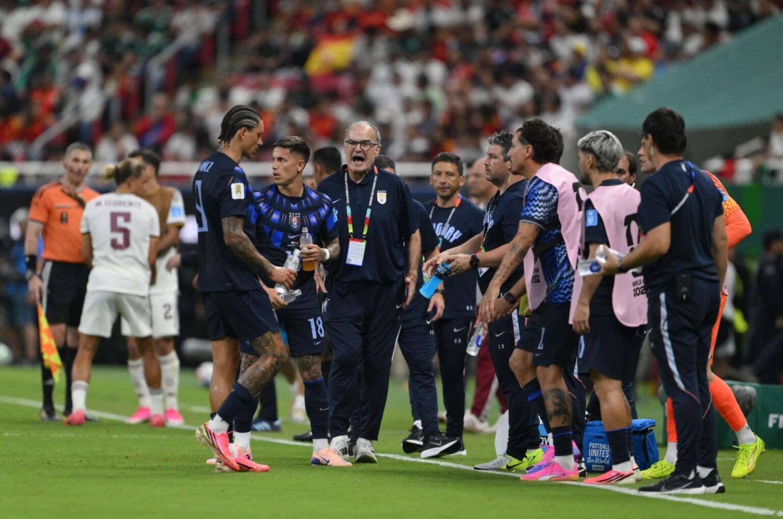 Bielsa dá instruções aos jogadores durante pausa para hidratação de Uruguai x Espanha