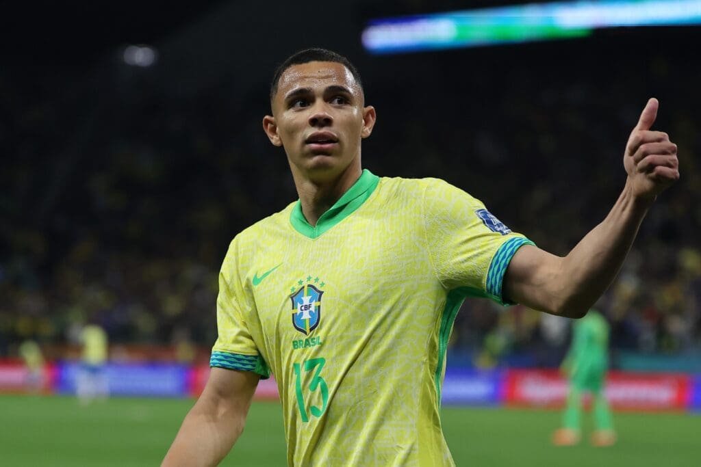 Vanderson manda joia para a arquibancada durante jogo da Seleção Brasileira