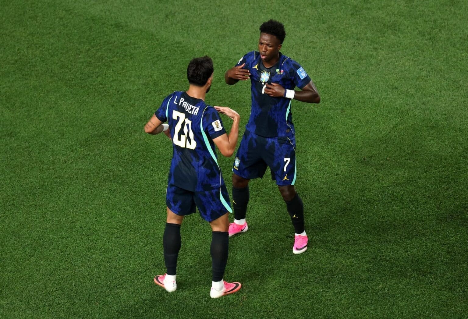 Vini Jr e Paquetá dançam na comemoração de gol em Brasil x Haiti