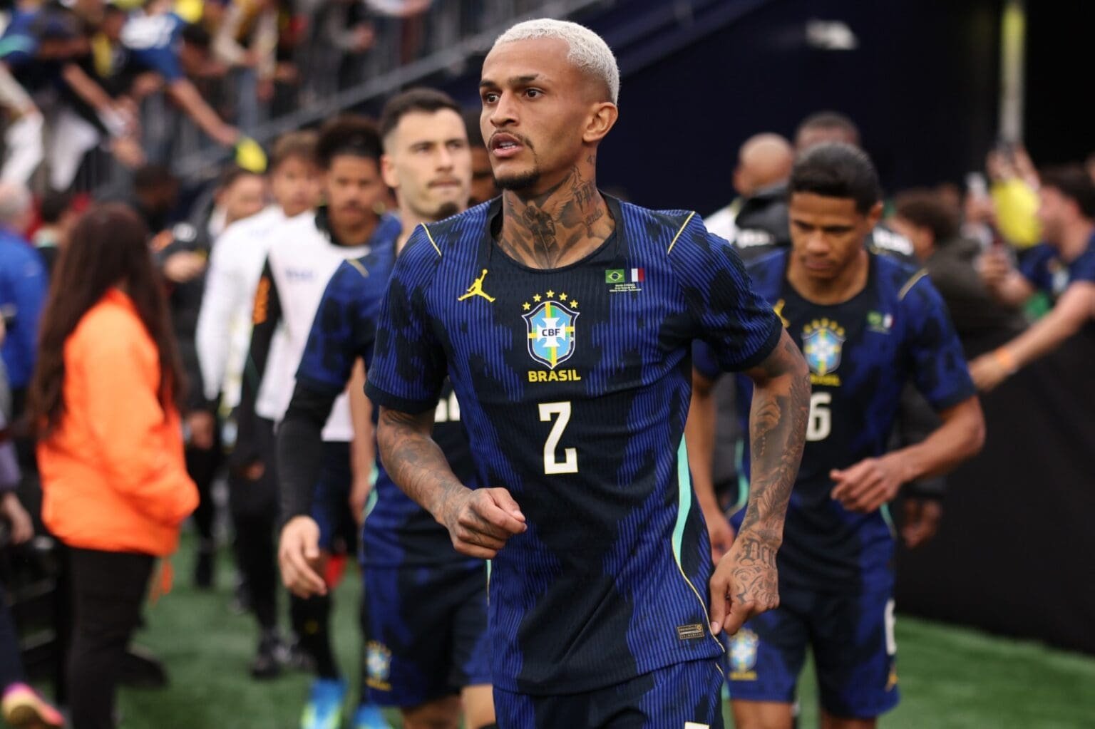 Wesley entra em campo pela Seleção Brasileira; corte do lateral impacta o Flamengo