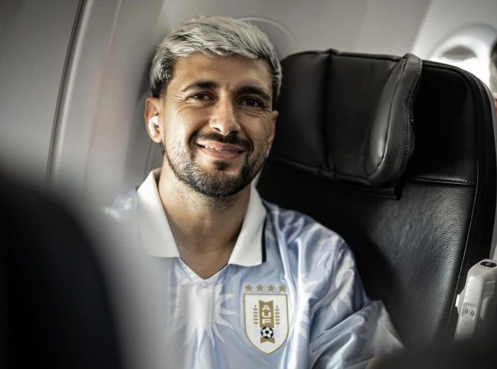 Arrascaeta com a camisa da seleção uruguaia em avião