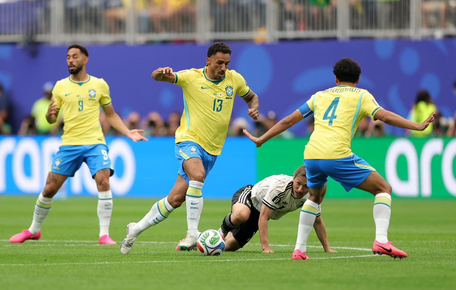 Danilo, do Flamengo, em campo durante Brasil x Japão, pela Copa do Mundo