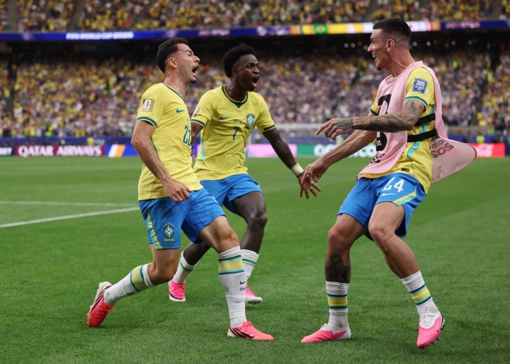 Vini Jr comemora gol da classificação com Martinelli