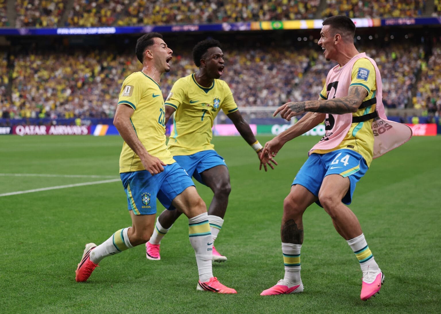 Vini Jr comemora gol da classificação com Martinelli