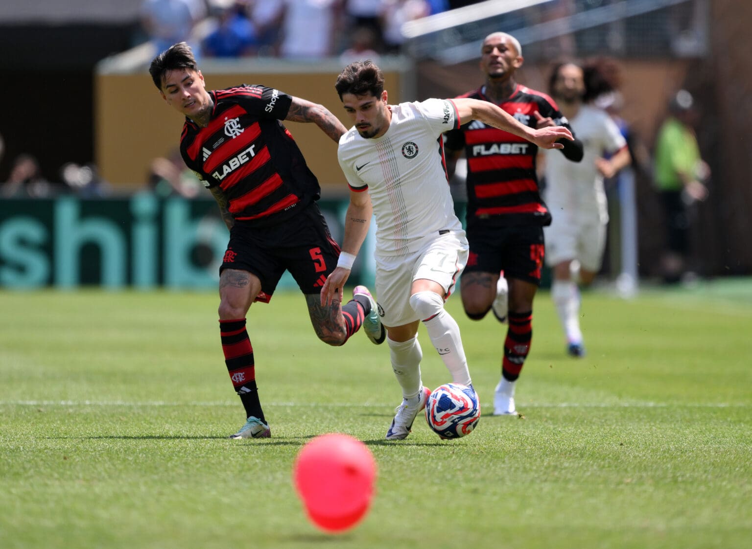 Pedro Neto, do Chelsea, em jogo contra o Flamengo na Copa do Mundo de Clubes 2025