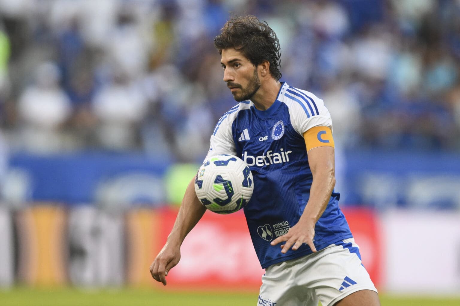 Lucas Silva em campo pelo Cruzeiro
