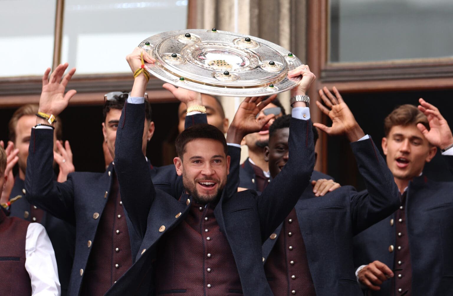 Raphael Guerreiro com escudo da Bundesliga, vencido pelo Bayern de Munique