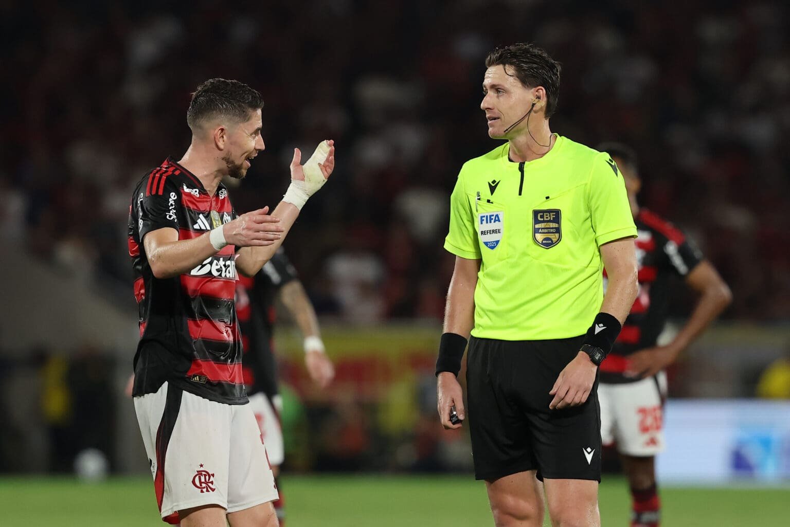 Flamengo está entre times que menos tiveram faltas marcadas a seu favor no Brasileirão 2026 Jorginho, do Flamengo, conversa com árbitro da CBF