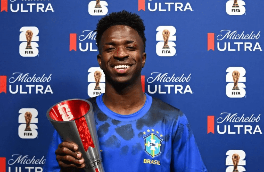 Vini Jr com prêmio de Man of the Match pela Seleção Brasileira na Copa do Mundo
