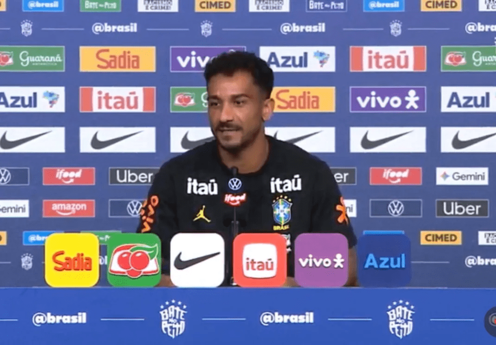 Danilo na coletiva da Seleção Brasileira