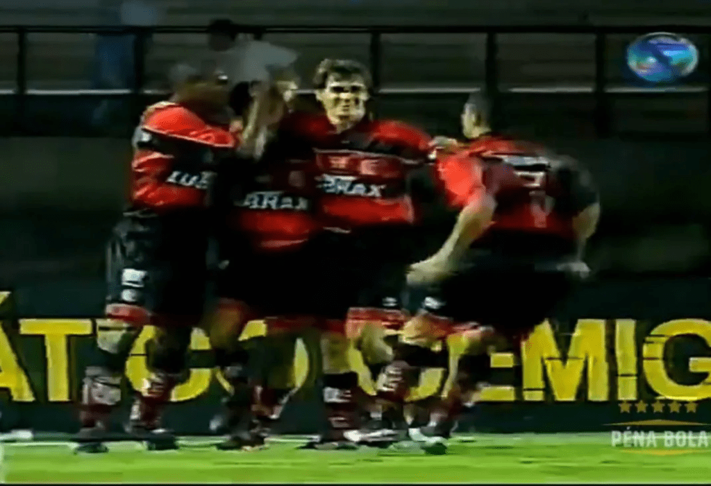 Flamengo comemora gol sobre o Benfica em 1997