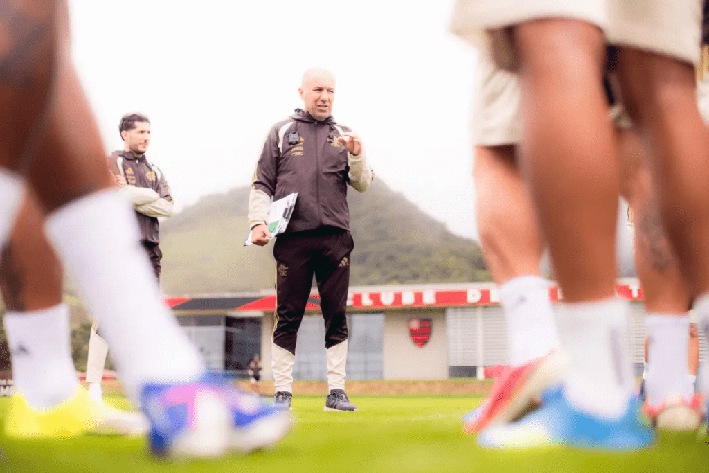 Leonardo Jardim em treino do Flamengo no Ninho do Urubu