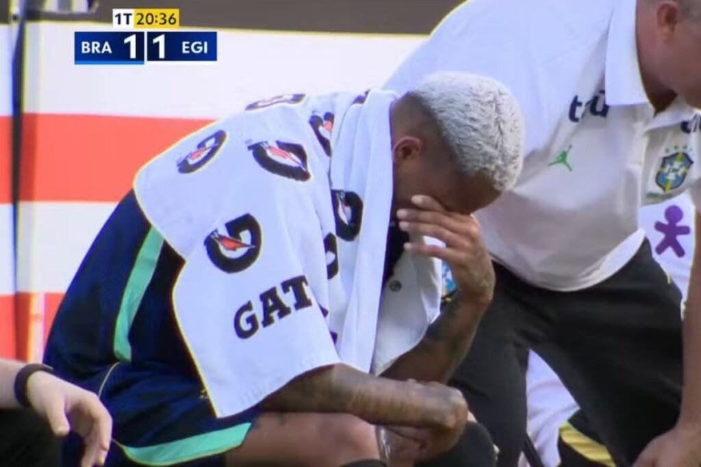 Wesley chora no banco de reservas após sair de campo lesionado em Brasil - Egito