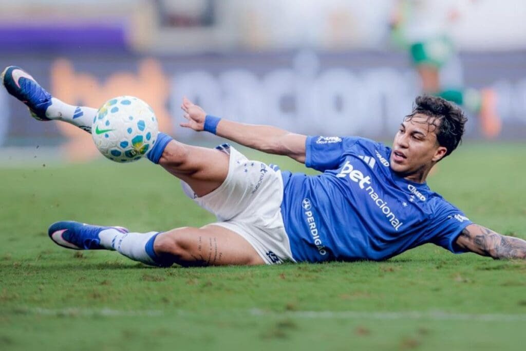 Kaio Jorge dando um carrinho pelo Cruzeiro