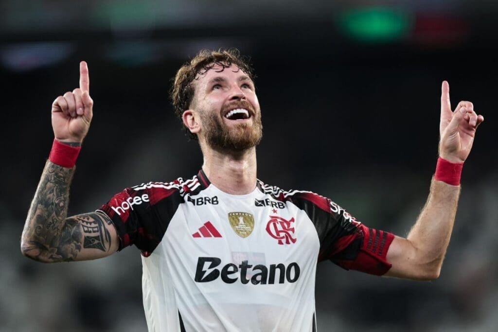 Léo Pereira faz declaração ousada por meio de empresário: “Não vou para time pequeno da Europa” Léo Pereira, com a camisa branca do Flamengo, comemora gol de falta contra o Botafogo