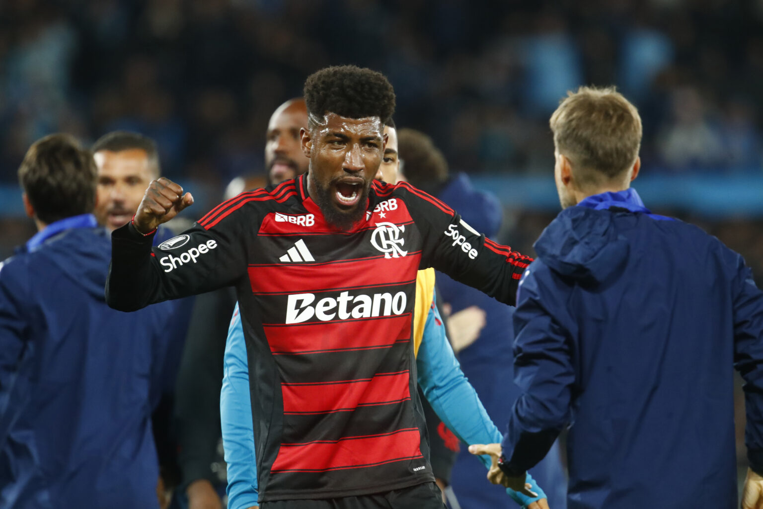 Emerson Royal em campo pelo Flamengo