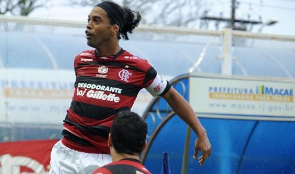 Ronaldinho assina com clube italiano; entenda essa história ronaldinho gaúcho vibra com gol pelo flamengo contra internacional