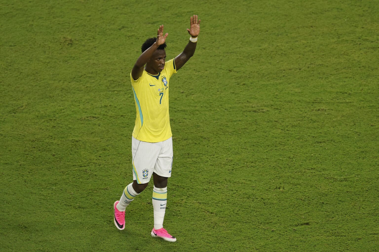 Vini Jr comemora vitória da Seleção Brasileira na Copa do Mundo
