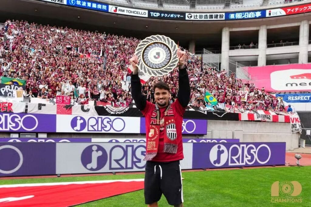 Cria do Flamengo, Thuler é eleito melhor jogador da J-League Matheus Thuler exibe troféu de campeão da J League