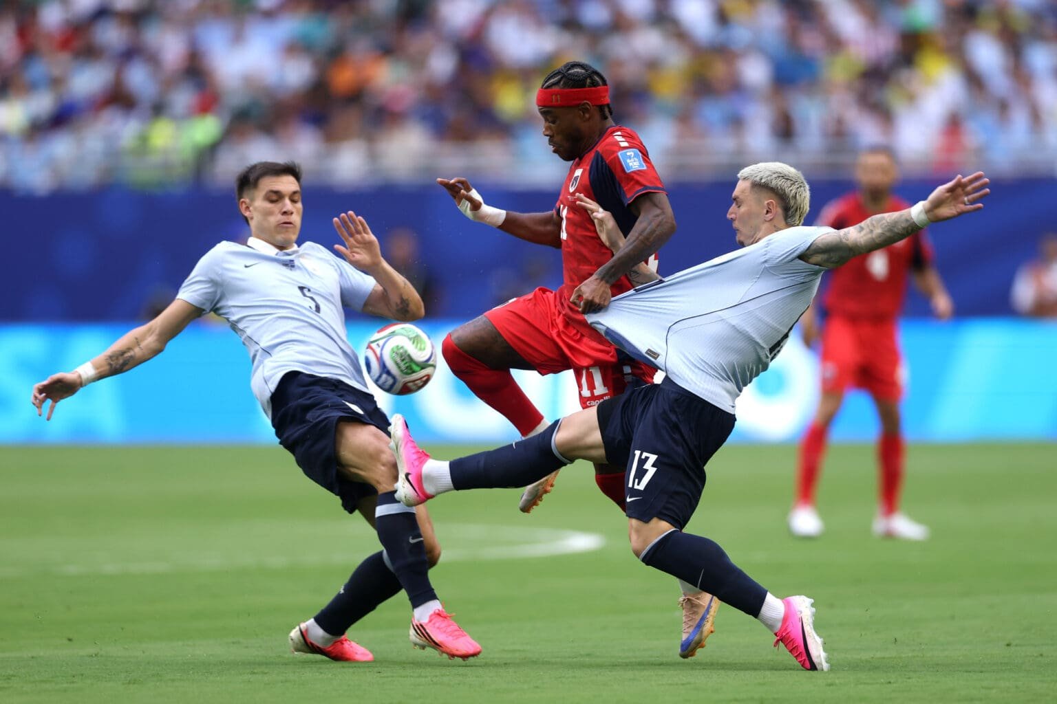 Varela em dividida durante Uruguai x Cabo Verde