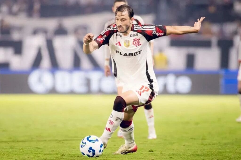 Matias Viña conduzindo a bola com o Uniforme Branco do Flamengo