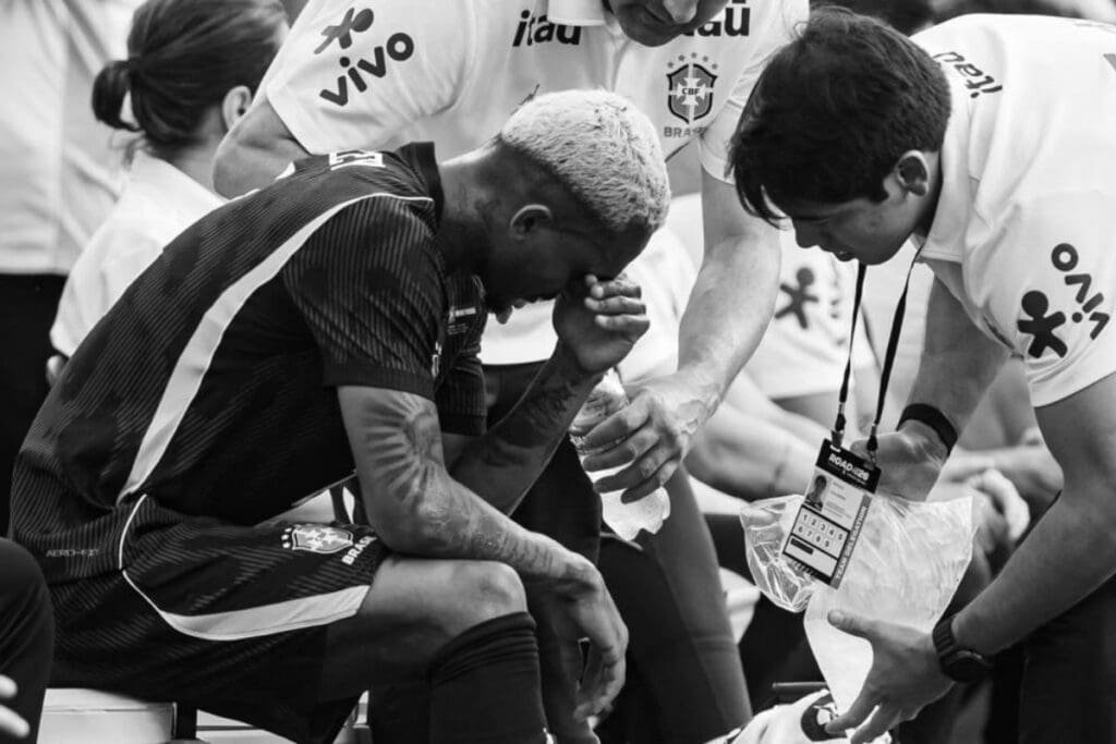 Flamengo mostra apoio a Wesley após corte da Copa do Mundo: “Futuro brilhante” Wesley chora no banco de reservas após sair de campo lesionado em Brasil x Egito