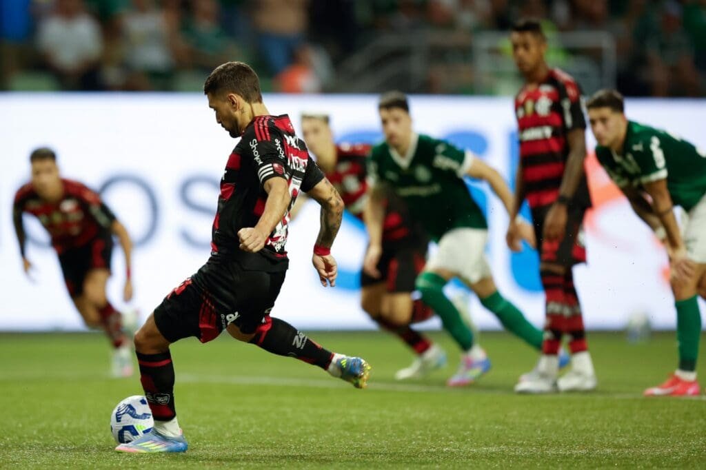 Arrascaeta cobra pênalti no Allianz Parque durante Palmeiras x Flamengo